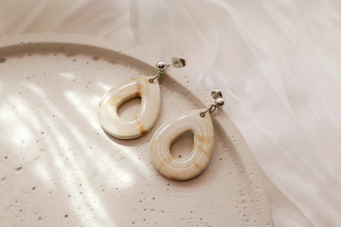 Ohrringe mit einem Tropfenförmigen Anhänger.
Kugelstecker aus 304 Edelstahl in der Farbe Silber, Anhänger aus Beton in Braun/ Beige, vorne und Hinten mit Epoxidharz veredelt.
Gesamtlänge ca. 4 cm, ein Ohrring wiegt ca. 4 Gramm