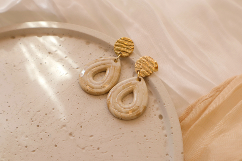 Ohrringe mit einem Tropfenförmigen Anhänger.
Stecker aus 304 Edelstahl in der Farbe Gold. Anhänger aus Beton in Braun/ Beige, vorne und Hinten mit Epoxidharz veredelt.
Gesamtlänge ca. 4 cm, ein Ohrring wiegt ca. 4 Gramm