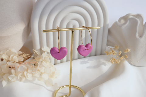 Dünne Creolen in Gold mit glattem Beton-Herz in Pink