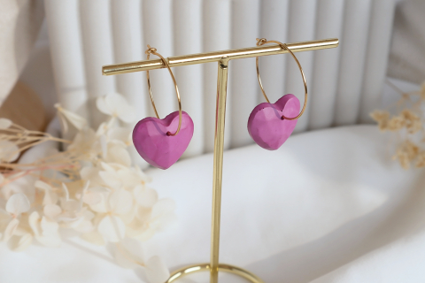 Dünne Creolen in Gold mit Beton-Herz in Pink