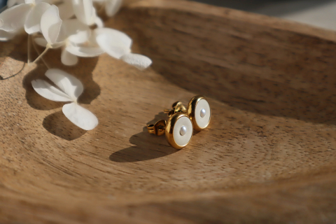 Ohrstecker Gold & Weißer Beton mit Perlmuttoptik-Perle
