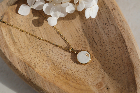 Kette in der Farbe Gold Perlen Design, Anhänger mit Blattgold verziert.
Anhänger und Kette aus 304 Edelstahl.
Anhänger ausgegossen mit Beton in weiß.
Gesamtlänge ca. 45 cm mit einer 5 cm Verlängerung.
Die Kette wiegt ca. 5 Gramm