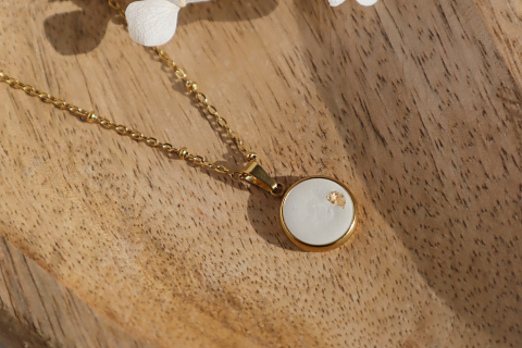 Kette Farbe Gold mit weißem Beton & Blattgold-Akzent