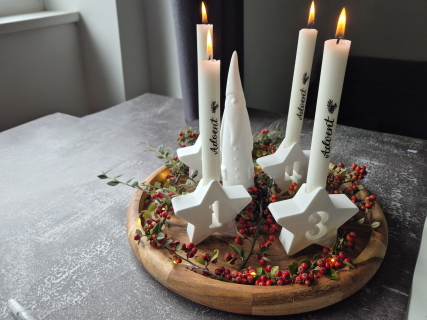 Adventssterne als Kerzenhalter