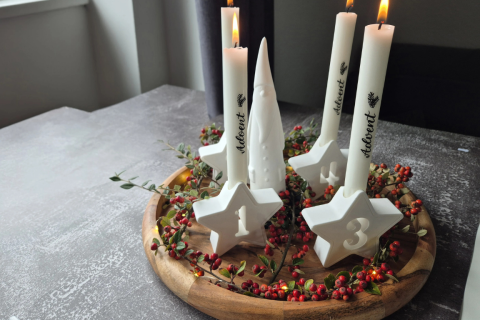 Adventssterne als Kerzenhalter