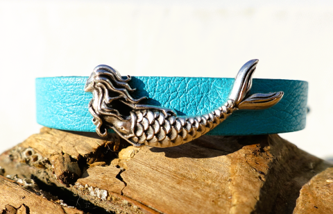 Hübsches Lederarmband, türkisfarben mit einer versilberter Meerjungfrau