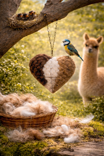 Alpaka-Gartenherz mit Nistwolle f&uuml;r V&ouml;gel