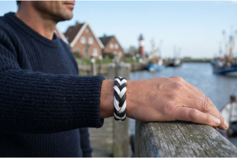 Handgefertigtes Armband aus Fettleder – Edle Flechtung in Schwarz-Weiß