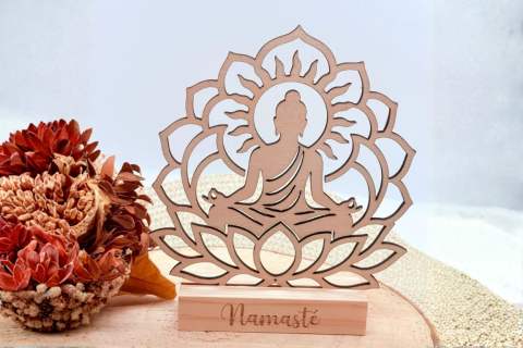 Buddha Aufsteller aus Holz mit Lotusblume – personalisierbare Namaste Deko