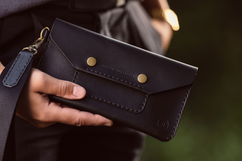 Handgenähte Clutch Handtasche aus Echtleder mit Hand-Tragegurt personalisierbar