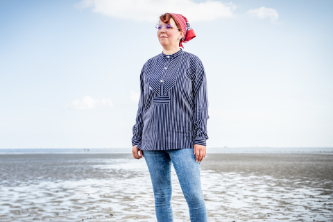 Fischerhemd für Damen mit breiten Streifen im traditionellen Finkenwerder-Stil