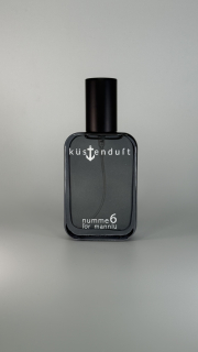 Küstenduft Parfüms för mannlü un fraulü – Düfte wie Leben und Urlaub am Meer, Kollektion Numme 1, 2, 3, 4, 5, 6 un 7 im schlichten Flakon. Moin. Meer. Duft. Ostfriesland.