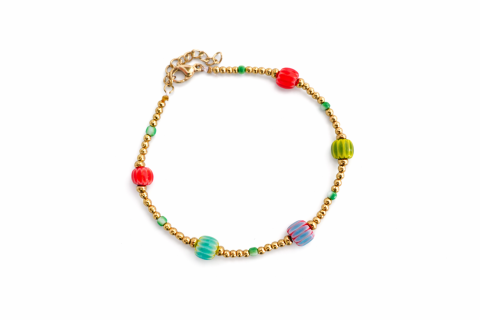 Goldfarbenes Edelstahl-Armband mit bunten Glasperlen