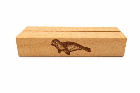 Kartenhalter aus Buchenholz mit Robbe