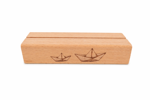 Kartenhalter aus Buchenholz mit Faltböötchen