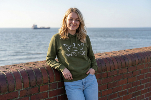 Hoodie „Meerliebe“ - Farbe Olivgrün - Druck Weiß