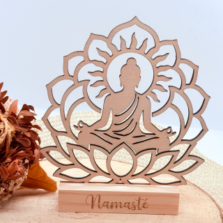 Buddha Aufsteller aus Holz mit Lotusblume – personalisierbare Namaste Deko