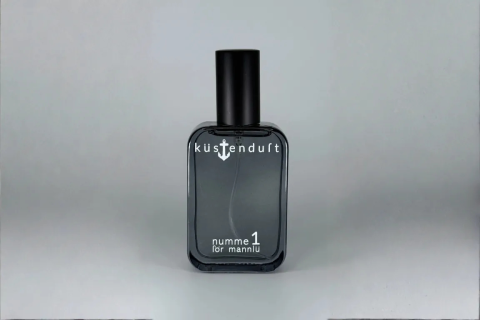 Küstenduft Parfüms för mannlü un fraulü – Düfte wie Leben und Urlaub am Meer, Kollektion Numme 1, 2, 3, 4, 5, 6 un 7 im schlichten Flakon. Moin. Meer. Duft. Ostfriesland. 