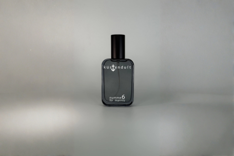 Küstenduft Parfüms för mannlü un fraulü – Düfte wie Leben und Urlaub am Meer, Kollektion Numme 1, 2, 3, 4, 5, 6 un 7 im schlichten Flakon. Moin. Meer. Duft. Ostfriesland. 