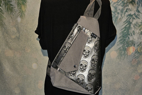 Slingbag Big Ernie Grau Silber Totenköpfe
