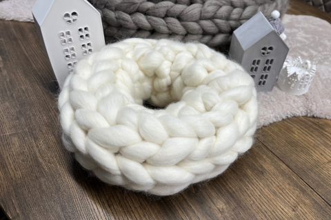 Handgestrickter Dekokranz aus Merinowolle (ca. 40 cm) – Nachhaltig & Mulesing-frei