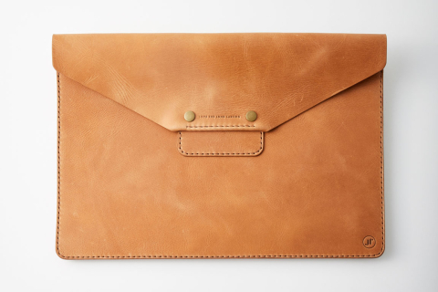 Edle Laptoptasche aus Echtleder – handgefertigt, mit Blindprägung & Personalisierung. Perfekt für Büro, Business & stilvollen Alltag
