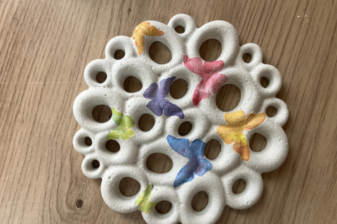 Blumenretter aus Beton mit Schmetterlingen