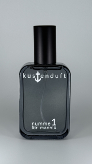 Küstenduft Parfüms för mannlü un fraulü – Düfte wie Leben und Urlaub am Meer, Kollektion Numme 1, 2, 3, 4, 5, 6 un 7 im schlichten Flakon. Moin. Meer. Duft. Ostfriesland. 