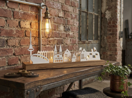 Die Skyline von Bremen auf dem Sockel auf einem Sideboard alles ist im Industrielook mit roter Ziegelwand und rostigem Fensterrahmen.