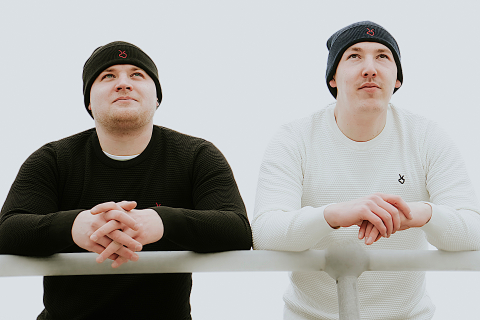 Jadebusen-Pullover mit gesticktem Logo in Schwarz und Weiß