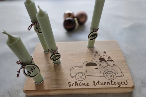 selbstgemachtes Adventsbrett mit Stabkerzen