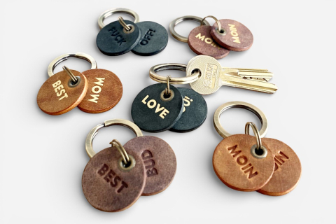 Kleine Schüsselanhänger aus Leder mit Name oder Initialen in gold oder blindprägung personalisierbar