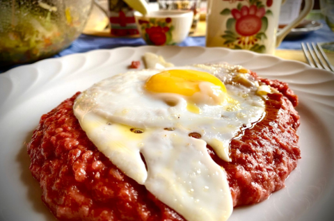 So essen wir unseren Langeooger Labskaus am liebsten: Einfach mit ein wenig Sud von unseren eingelegten Gemüsen erwärmen, ein Spiegelei oben drauf und wer es liebt einen Matjes und weitere Gemüse dazu! Fertig ist ein *****-Labskaus!