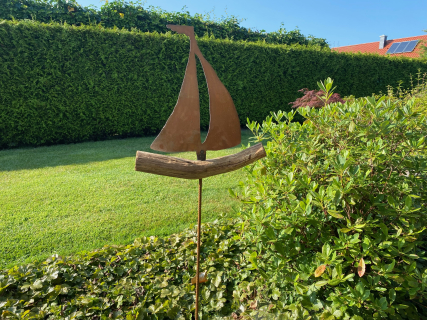 Segelboot auf Holzkörper