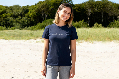 T-Shirt „Küstenkind“-Schriftzug klein mit Papierboot – Farbe Dunkelblau - Druck Weiß