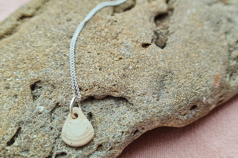 Silberkette mit keramischen Anhänger und dezemtem Muster