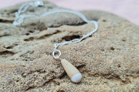 Silberkette mit Tropfenanhänger aus creamfarbendem Ton