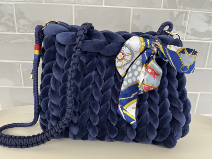 Strickbag in Marine Samt
