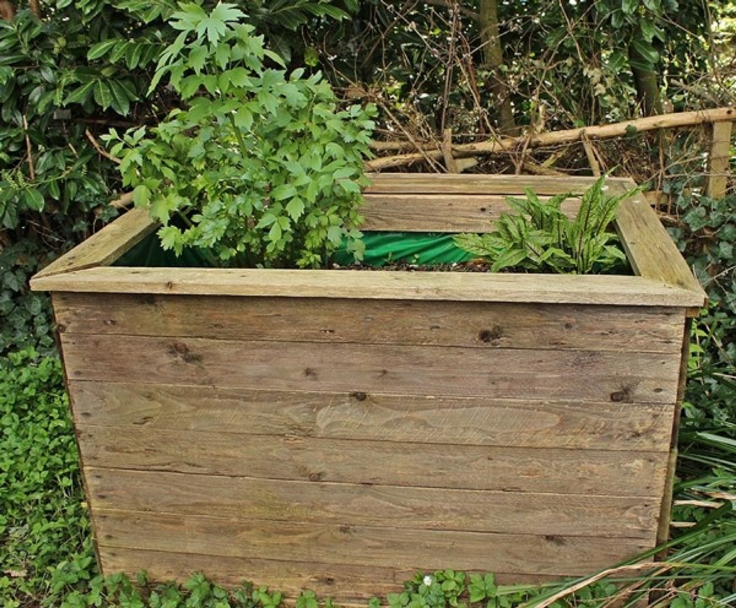 Kompostieren im eigenen Garten:  Abfall in wertvollen Humus verwandeln