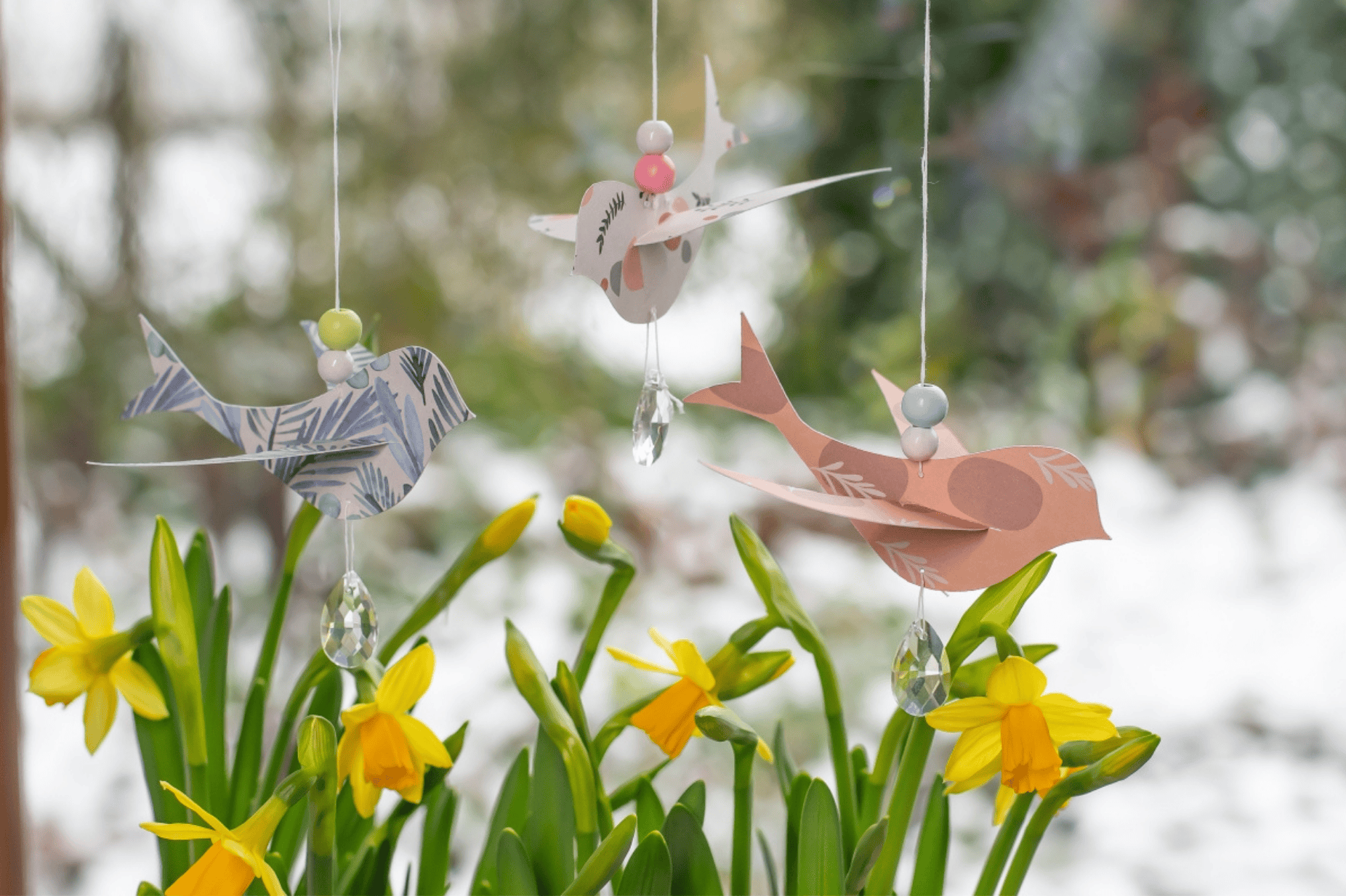 Fensterdeko basteln: Mit bunten Vögeln den Frühling locken