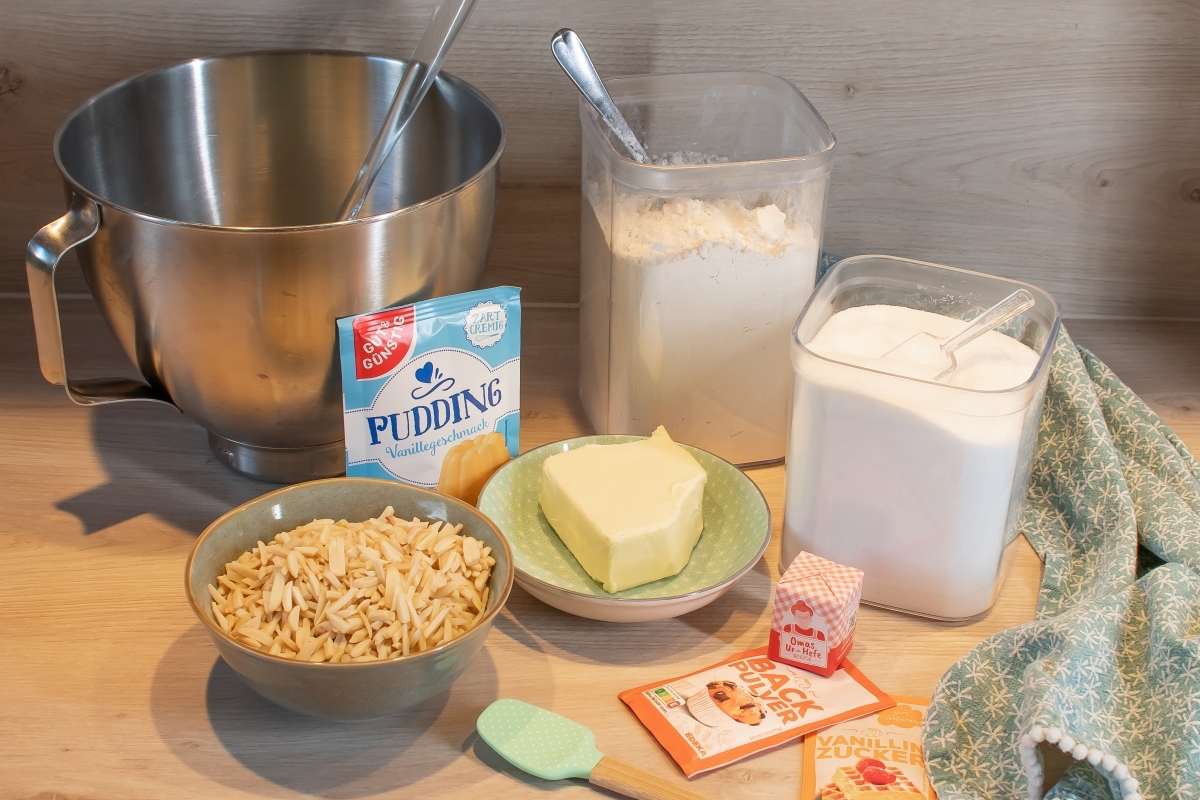 Zutaten für einen Kuchen stehen auf einem Tisch.