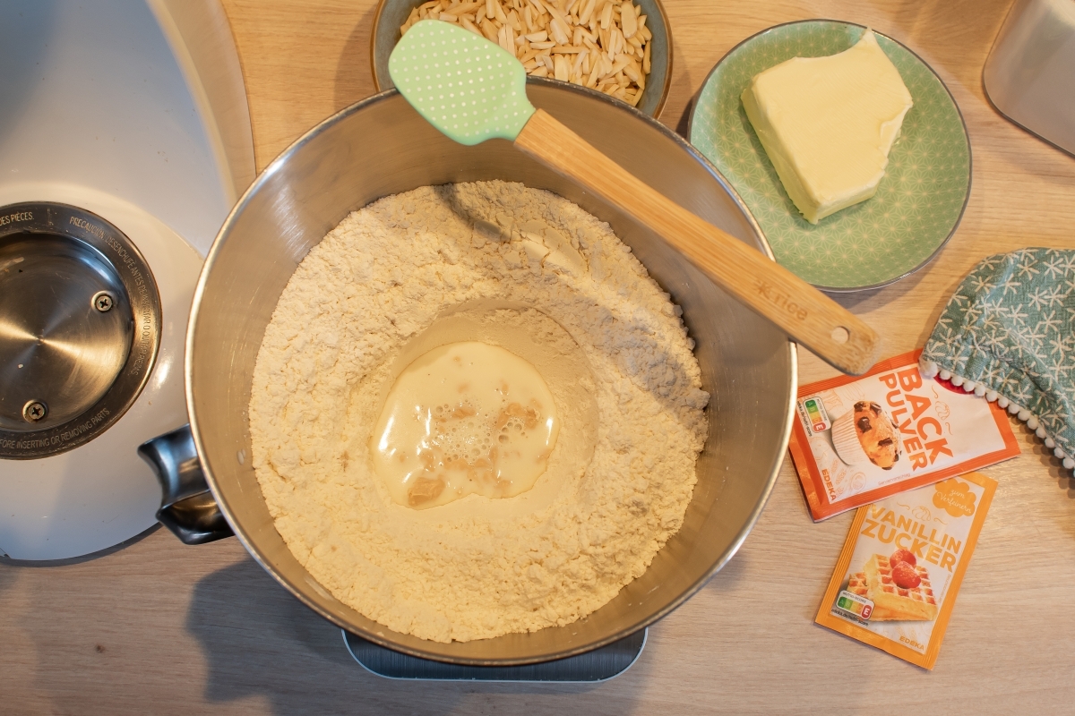 In einer Rührschüssel sind Zutaten zusammengemischt.