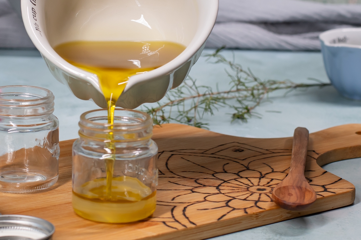 Fl&uuml;ssiges Bienenwachs wird in einen Beh&auml;lter gesch&uuml;ttet. 