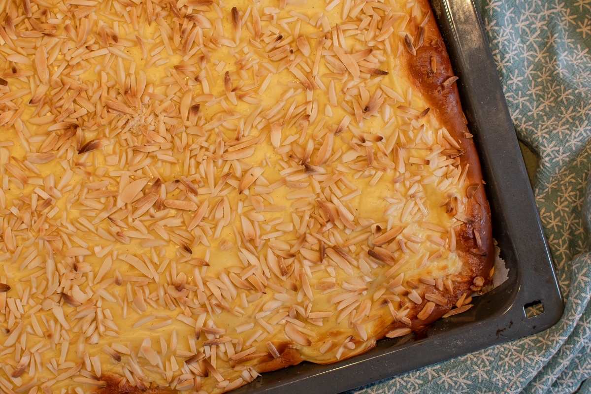 Der Friesenkuchen wie er aus dem Ofen kommt.