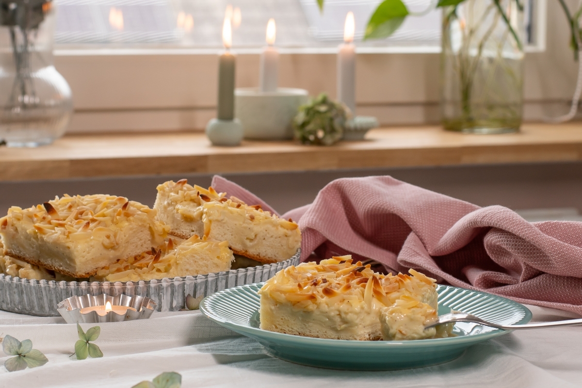 Ein Stück Friesenkuchen liegt auf einem Teller. 