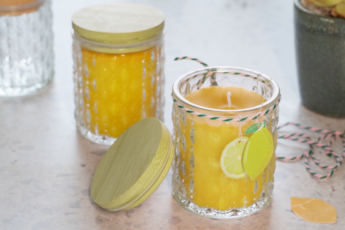 Zwei Citronella-Kerzen stehen auf dem Tisch. 