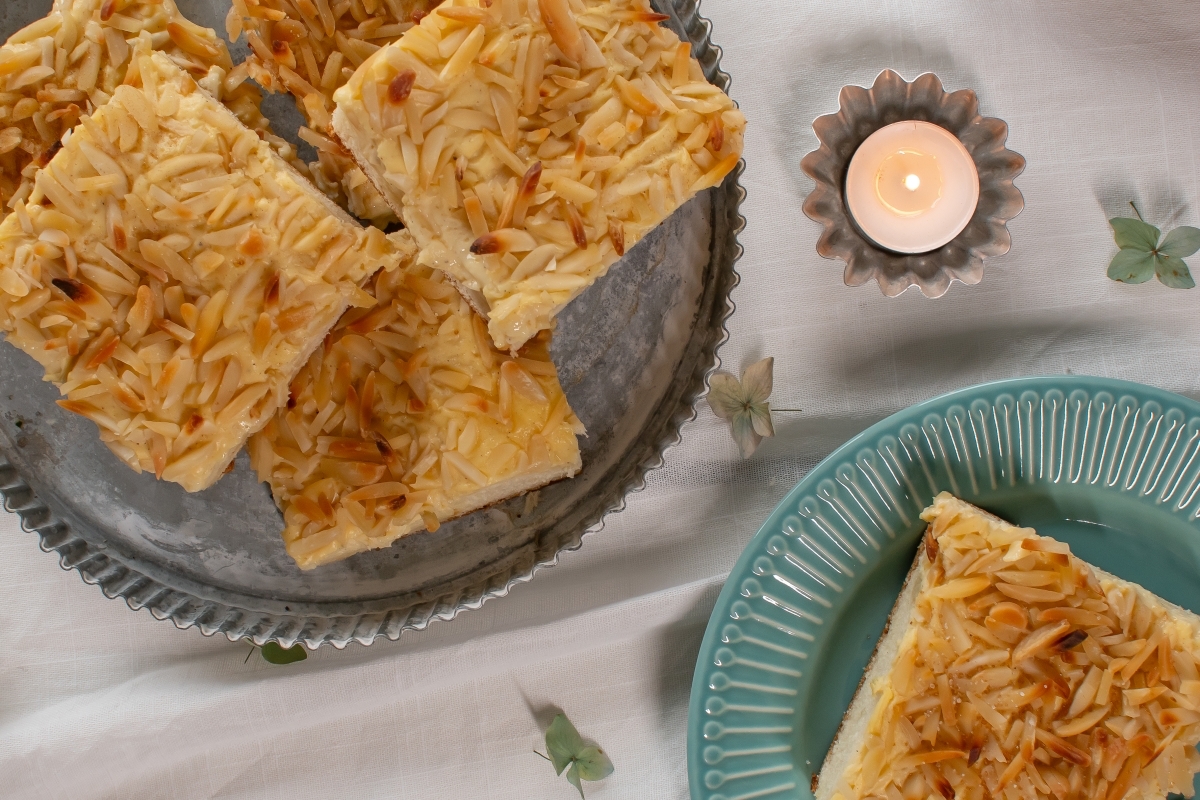 Friesenkuchen liegt in Stücke geschnitten auf einem Teller.