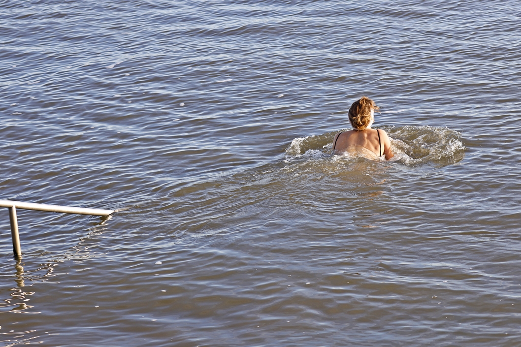 Eine Frau badet in der kalten Nordsee.