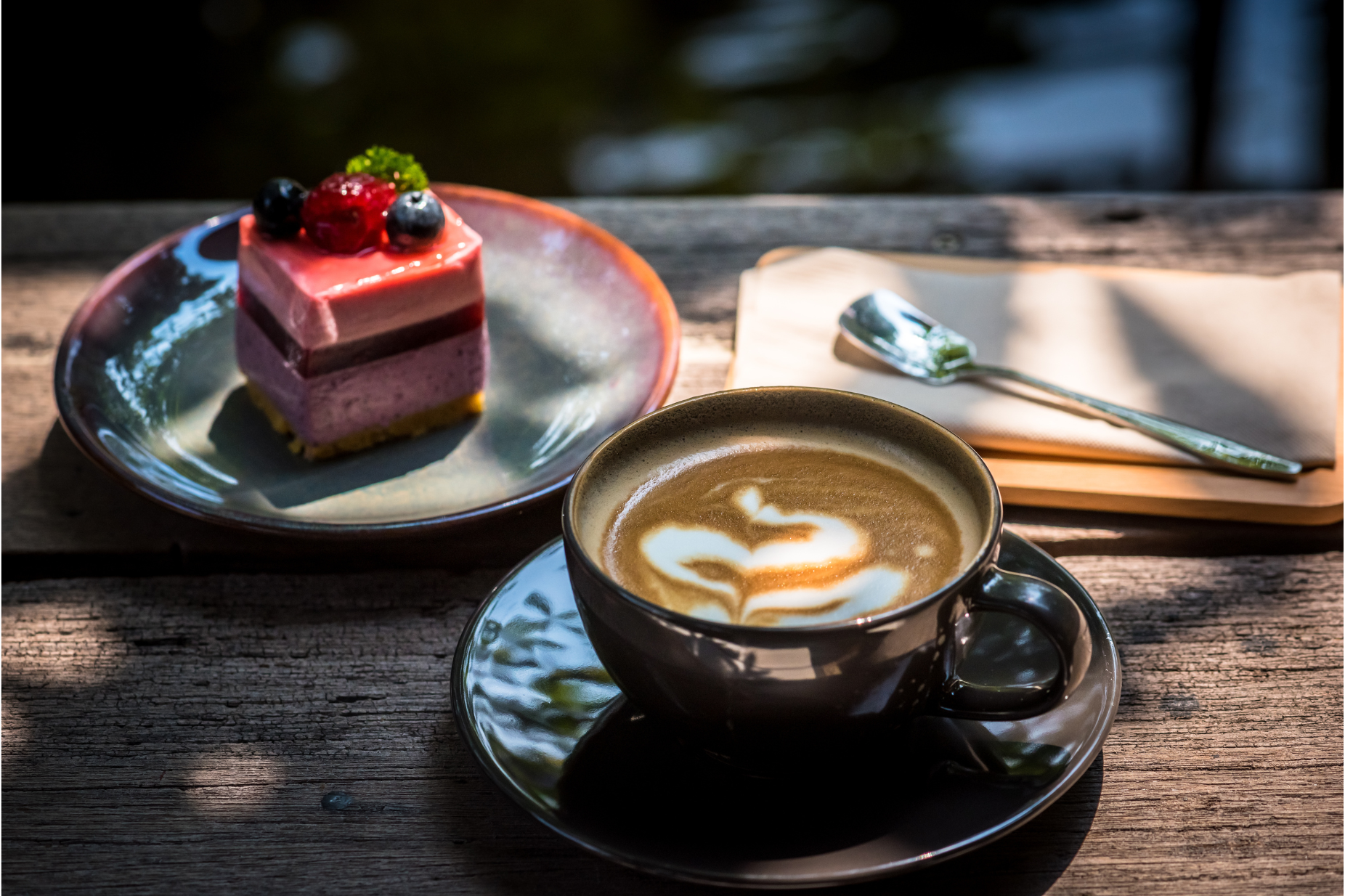 Kaffee und Kuchen auf einem Tisch in einem Garten