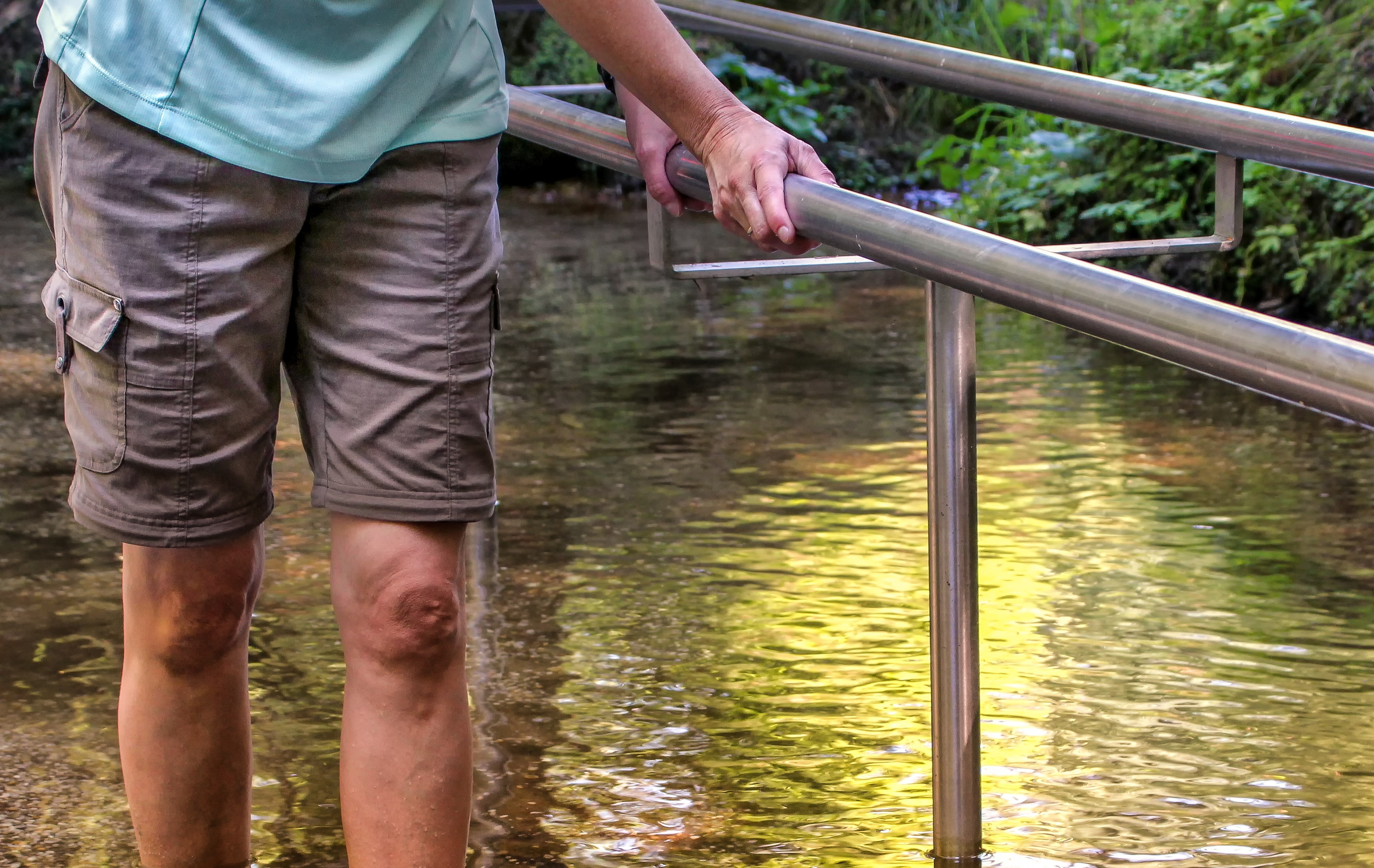 Kneipp-Therapie - Wassertreten in kaltem Wasser Kneipp-Therapie - Wassertreten in kaltem Wasser